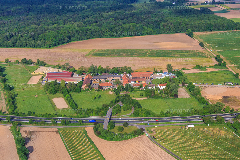 Luftbild: Pferdepension Kinzigheimerhof in Bruchköbel im Bundesland Hessen in Deutschland. Foto: IMG_088806.jpg vom 20.05.2016 durch Werner Riehm/FLY-FOTO.deKinzigheimerhof - Hessische Staatsdomäne