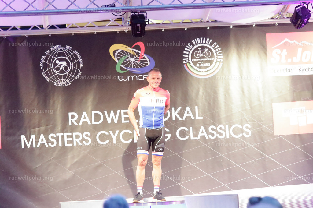 1477_20230817_Bewerb_Maenner_Muehlanger | AUT - OESTERREICH, 2023-08-16: SPORT RENNRAD-FAHREN - 55. INTERNATIONALER RADWELTPOKAL IN ST. JOHANN IN TIROL  - Vintage-Radrennen mit WM-Bronze-Medaillen-Siegerin Christina Schweinberger, den Teilnehmer und Alexander Baumann (vom Orginastions-Team) - TAG 2 BEWERB MAENNER IN SECHS GRUPPEN  ; Foto: Roland Muehlanger