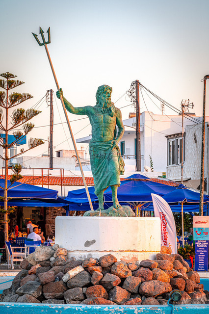 2024-07-13_19-14-27_390 | Die Statue von Poseidon am Hafen von Mastichari auf der Insel Kos, Mastichari, Kos, Griechenland - Realisiert mit Pictrs.com