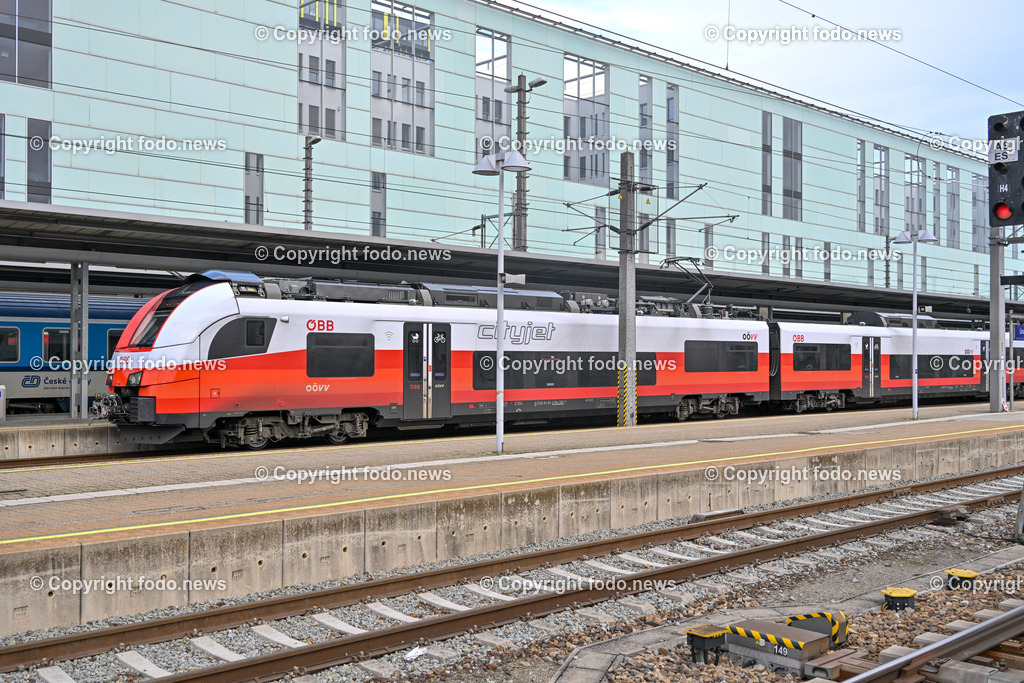 Hauptbahnhof Linz_ Bahnhofshalle_ Bahnsteig_ 26.12.2023-8 | 26.12.2023, Hauptbahnhof Linz, AUT, Bahnhofshalle und Bahnsteig, im Bild Bahnhofshalle, Bahnsteig, Zug, Fahrgaeste, Ticket, Ticketautomat, OEBB, Reisende, Gepaeck, Railjet, Westbahn, ICE, DB, Schild, Anzeigetafel, Linz