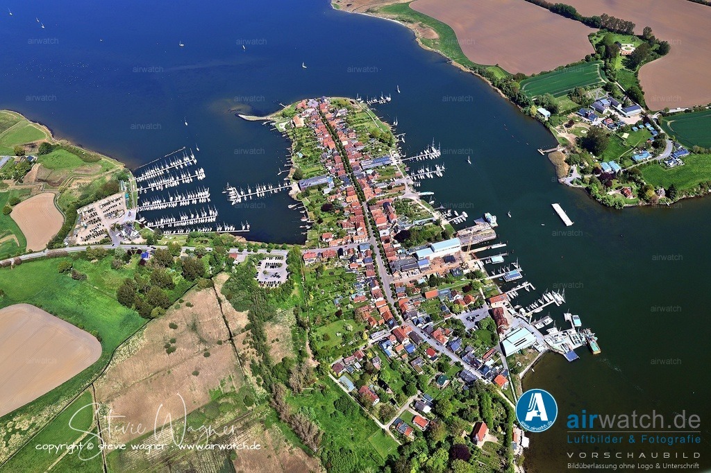 Luftbild Ostseefjord Schlei, Stadt Arnis - Die kleine Seilfähre verbindet Arnis mit Sundsacker | Die kleine Seilfähre verbindet Arnis mit Sundsacker in der Landschaft Schwansen und wird vor allem von Fußgängern, Radfahrern und gelegentlich Autos genutzt. Sie wird über ein Seil angetrieben, das quer über die Schlei liegt, und bietet nicht nur eine praktische Verbindung, sondern auch die Möglichkeit, mit dem Fährmeister ins Gespräch zu kommen. Die Überfahrt kostet etwa 1,50 Euro für Radfahrer und ist ein kleines, authentisches Erlebnis.