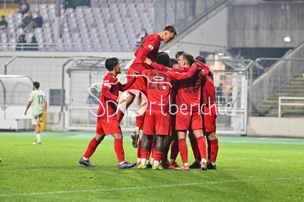 FC Bayern Amateure - SpVgg Greuther Fürth II | Jubel nach dem Treffer zum 3-0 druch Luca DENK (FC Bayern München II #6) / Freude / happy / Tor / torschuezte / Regionalliga Bayern: FC Bayern Muenchen II - SpVgg Greuther Fuerth II, Gruenwalder Stadion am am 29.10.2024