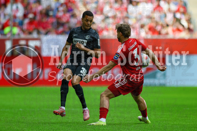10.05.2026, GER, Fussball, Herren, 2. BL, Saison 2025/2026, Fortuna Düsseldorf - SV Elversberg | Christopher Lenz und Jan Gyamerah  im Kampf um den Ball