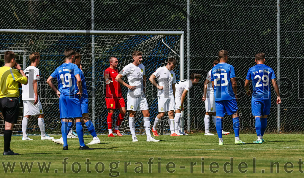 2023-07-22_106_FC_Eitting_gegen_FC_Moosinning | Eitting, Deutschland, 22.07.2023:
Fußball, Kreisliga 2023 / 2024, Testspiel, FC Eitting gegen FC Moosinning, Endergebnis: 0:4

Bastian Lanzinger (FC Moosinning, #6), Andreas Kostorz (FC Eitting, #19), Torwart Aaron Siegl (FC Moosinning, #27), Florian Jakob (FC Moosinning, #10), Fabian Ulitzka (FC Moosinning, #23), Christoph Härtl (FC Eitting, #23), Michael Schrödl (FC Eitting, #29)

Foto: Christian Riedel / fotografie-riedel.net