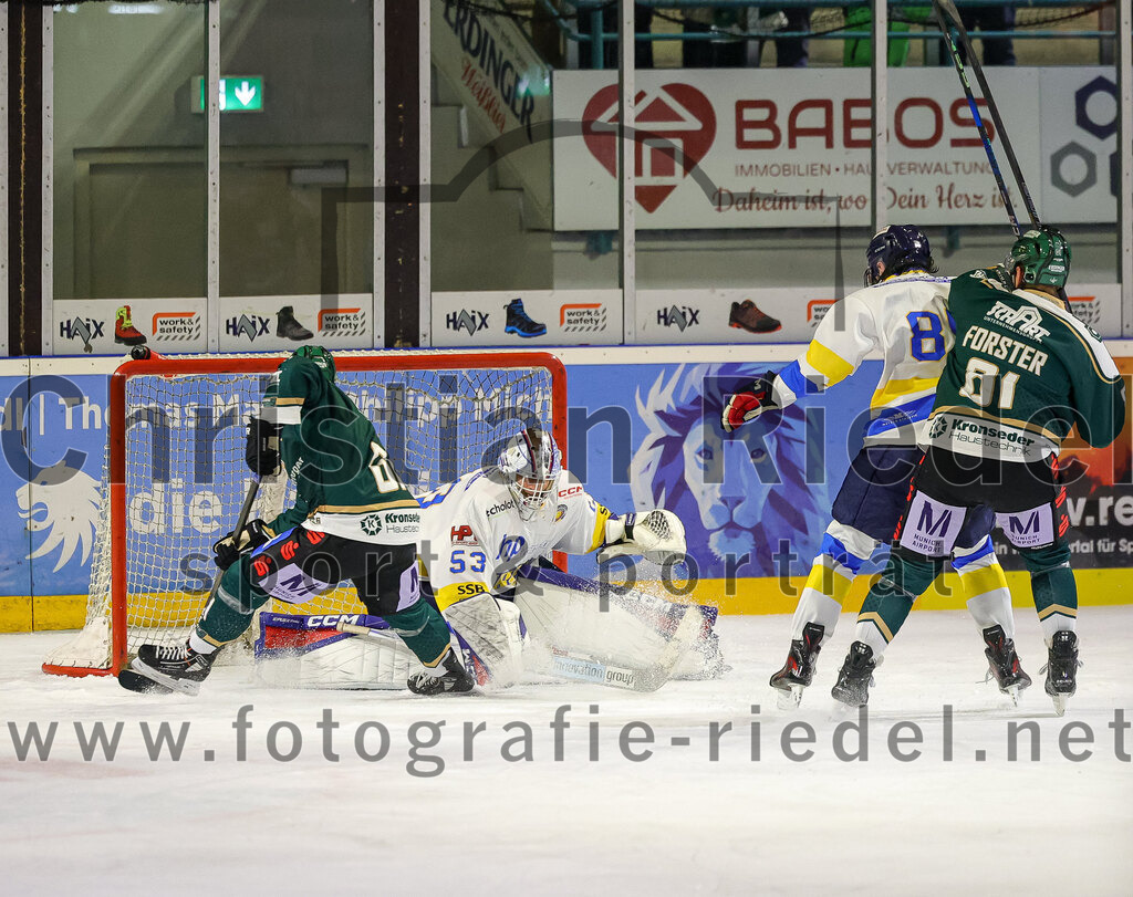 2025-12-05_102_TSV_Erding_gegen_Stuttgart_Rebels | Erding, Deutschland, 05.12.2025:Eishockey, Oberliga Süd 2025 / 2026, 23. Spieltag, TSV Erding gegen Stuttgart Rebels, Endergebnis: 5:6Dennis Miller (Erding Gladiators, #61), Kimi Saffran (Stuttgart Rebels, #53), Maximilian Forster (Erding Gladiators, #81)Foto: Christian Riedel / fotografie-riedel.net