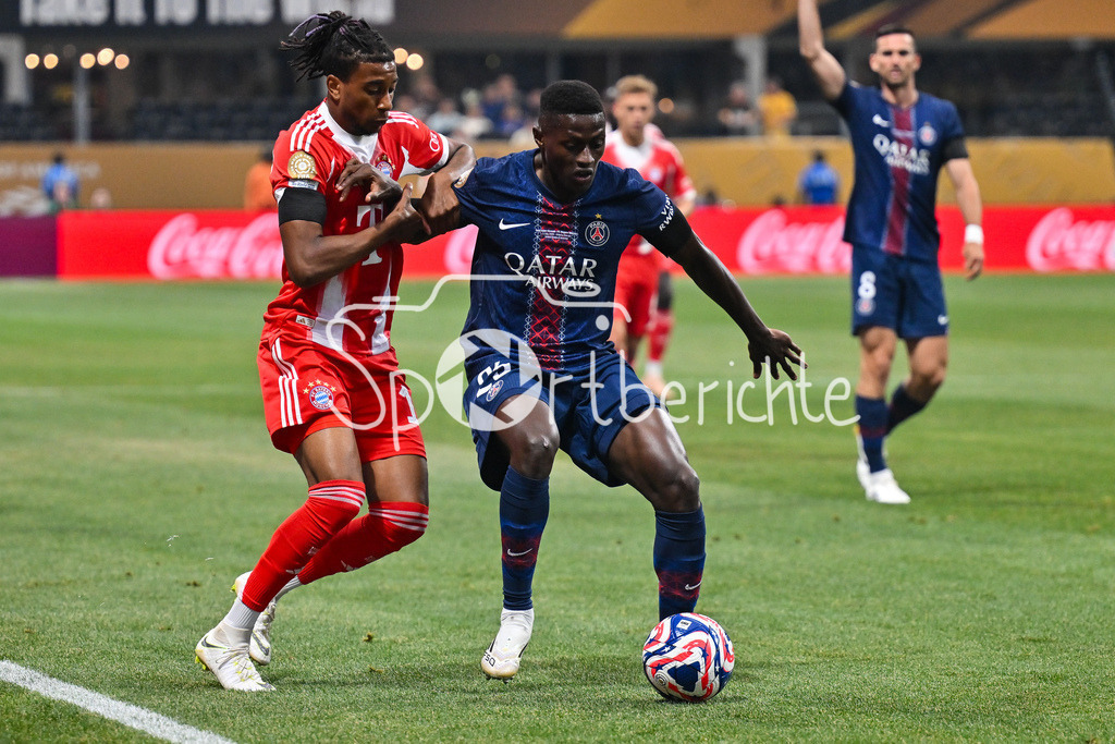 Paris Saint Germain - FC Bayern München | im Duell Michael OLISE (FC Bayern Muenchen 17) und Nuno MENDES (Paris SG 25) / Zweikampf / FIFA Club World Cup: Paris Saint Germain - FC Bayern Muenchen, Mercedes Benz Stadium am 05.07.2025 / NOT FOR SALE IN USA