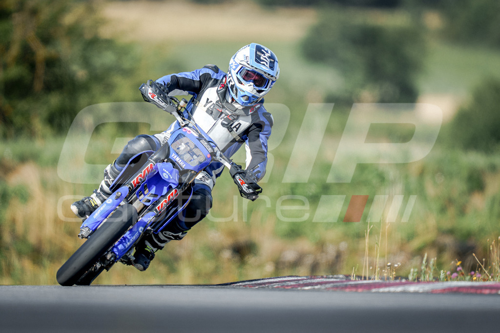 SuperMoto_Staatsmeisterschaft_Fuglau-418 | GRIPcapture steht für authentische Sportfotografie in Österreich – für Momente, die mehr sind als Geschwindigkeit oder Ergebnis. Es geht um Emotion, Spannung, Fokus und den Augenblick, der oft nur einen Wimpernschlag dauert.Ob Motorsport, Teamsport oder 