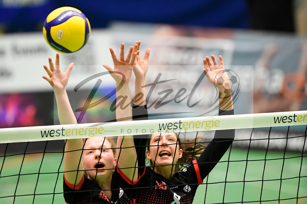 VCOBWA20211106_003 | Volleyball, Frauen: Rebecca Land (VC Osnabrueck) und Christina Schwarz (VC Osnabrueck) beim Block bei dem Spiel der 3. Liga West zwischen VC Osnabrueck und SV BW Aasee in der Schlosswallhalle am 06.11.2021 in Osnabrueck, Deutschland. - Realisiert mit Pictrs.com