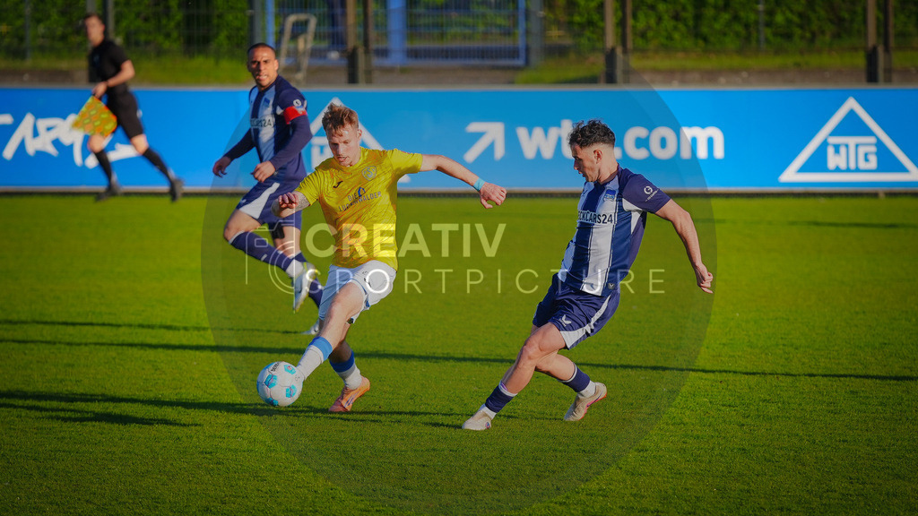 Fußball, Herren, Saison 2025/2026, Regionalliga Nordost, 32. Spieltag, Hertha BSC II vs. FSV 63 Luckenwalde, Donnerstag 30.04.2026, Hertha Amateurstadion | Fußball, Herren, Saison 2025/2026, Regionalliga Nordost, 32. Spieltag, Hertha BSC II vs. FSV 63 Luckenwalde, Donnerstag 30.04.2026, Hertha Amateurstadion, Im Bild: Fabio Schneider (l. Luckenwalde) und Shalva Ogbaidze (r. Hertha) - Realisiert mit Pictrs.com