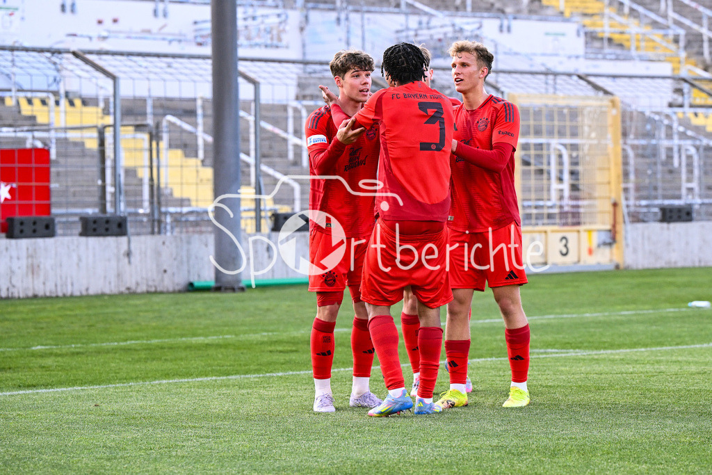 FC Bayern Amateure - Türkgücü München | Jubel der Bayern Amateure nach dem Treffer zum 3-0 durch Julien YANDA (FC Bayern München II #3) / Tor / Torschuetze / Freude / Happy / Regionalliga Bayern: FC Bayern Muenchen II - Tuerkguecue Muenchen, Gruenwalder Stadion am 09.05.2025