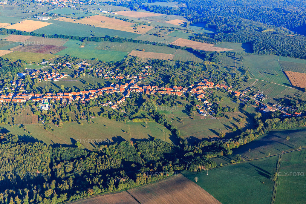 Vue aérienne: Vue de la ville depuis le sud-est à Weislingen dans le département Bas Rhin, France – .Photo: IMG_111701.jpg prise le 16/09/2018 par Werner Riehm/FLY-FOTO.eu – Résolution de l'original: 5472 x 3648 px