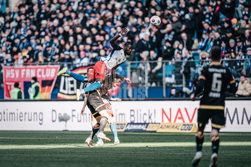 Fußball | Männer | Saison 2023/2024 | 2. Fußball-Bundesliga | 19. Spieltag | Hamburger SV vs. Karlsruher SC | 28.01.2024 | Stephan Ambrosius (#35, HSV) auf Igor Matanovic (#9, Karlsruher SC)