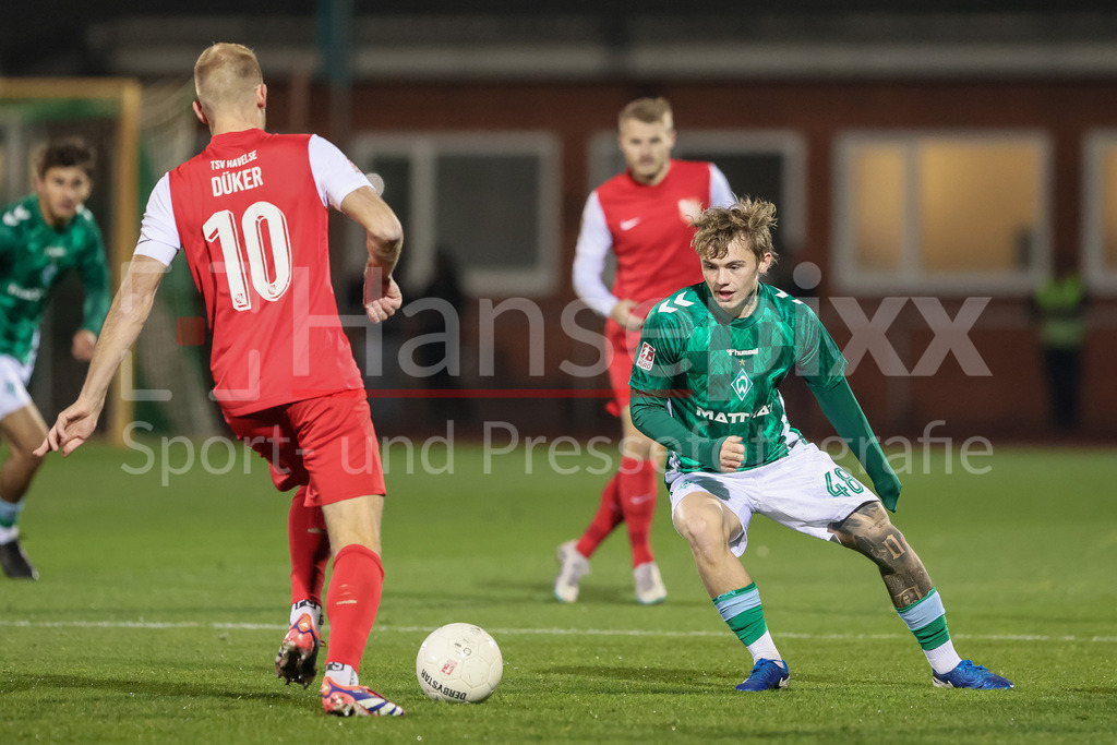 Fussball, Regionalliga Nord, SV Werder Bremen II - TSV Havelse | v.li.: Julius Düker (TSV Havelse, 10) und Isak Hansen-Aaroen (Aaröen, SV Werder Bremen II, 48) im Zweikampf, Duell, Dynamik, Aktion, Action, Spielszene