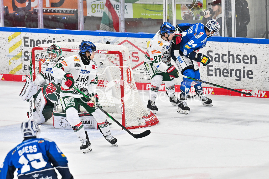 Dresdener Eislöwen - Augsburger Panther | im Duell Kyle MAYHEW (Augsburger Panther 27) und Trevor PARKES (Eislöwen Dresden 84) / Zweikampf / DEL: Dresdener Eislöwen - Augsburger Panther; Joynext-Arena am 05.10.2025