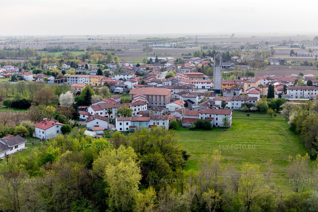 Vue aérienne: Vue de la ville à Barbeano dans le département Frioul-Vénétie Julienne, Italie. Photo: IMG_098793.jpg prise le 07/04/2017 par Werner Riehm/FLY-FOTO.eu – Résolution de l'original: 5472 x 3648 px