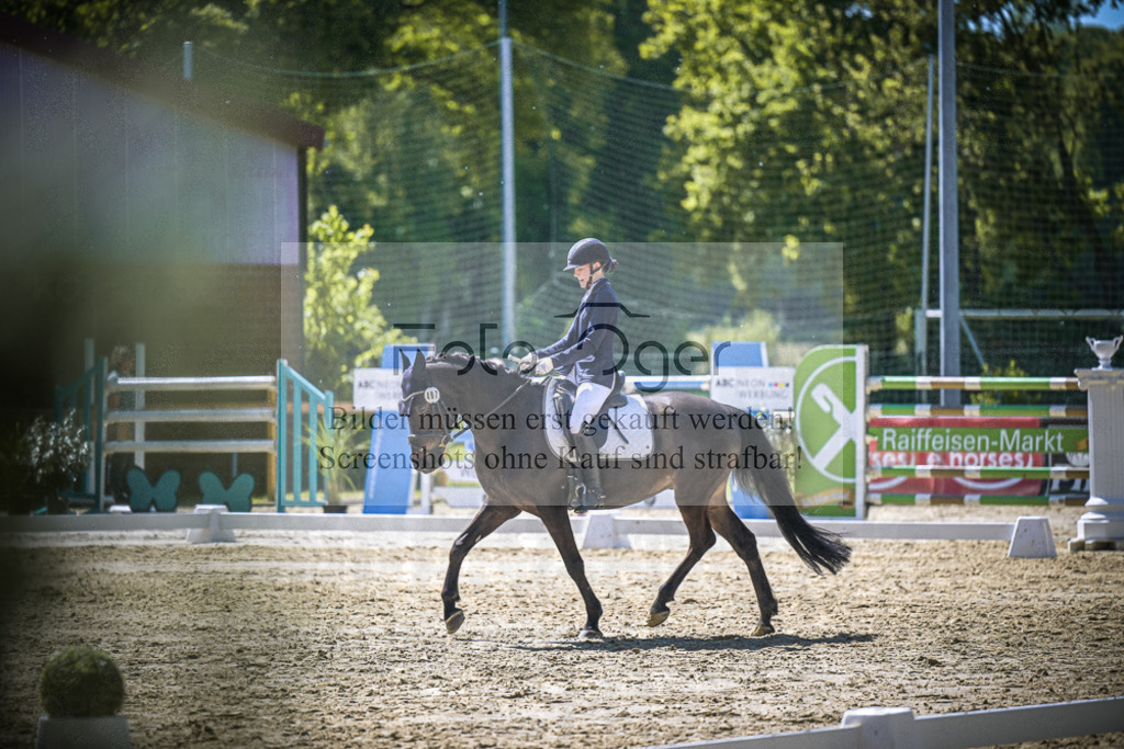 DOS_9738 | Entdecke hochwertige Reitturnierfotos von Foto Oger. Professionell, emotional und authentisch – jetzt Lieblingsmomente im Shop bestellen.Deutschlandweite Turnierfotografie. - Realisiert mit Pictrs.com