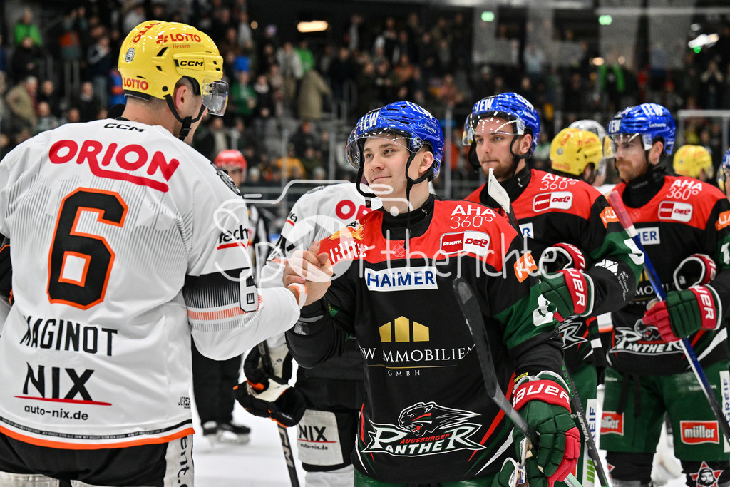 Augsburger Panther - Löwen Frankfurt  | Die Verabschiedung nach der Partie zwischen Kevin MAGINOT (Frankfurt Löwen #6) und Florian ELIAS (Augsburger Panther #67) / DEL: Augsburger Panther - Loewen Frankfurt, Curt Frenzel Stadion am 12.01.2025