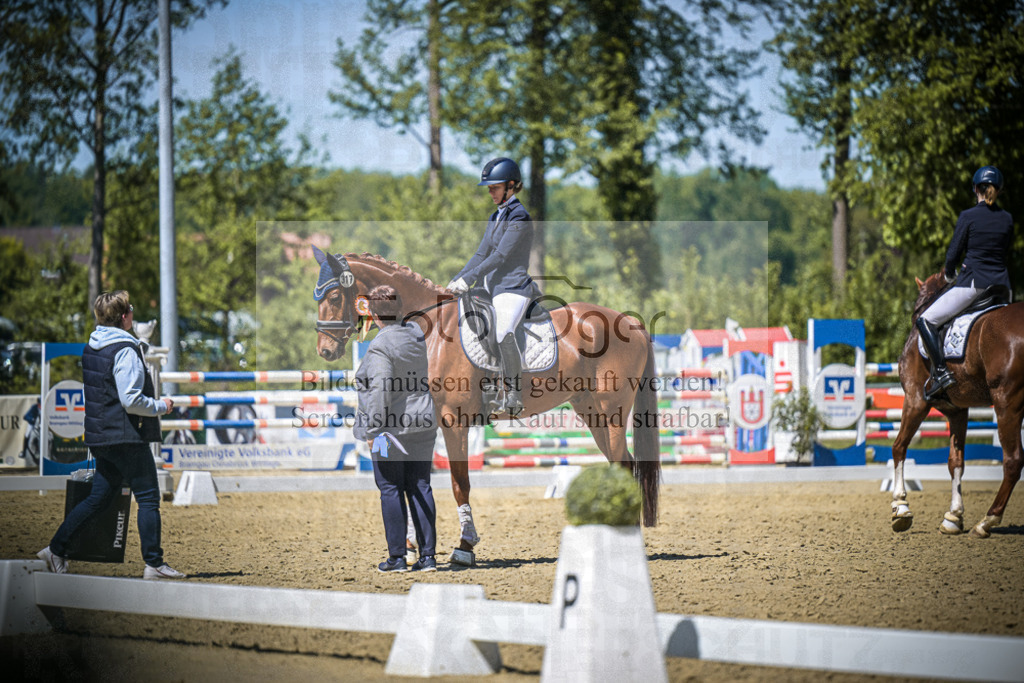 DOS_7820 | Entdecke hochwertige Reitturnierfotos von Foto Oger. Professionell, emotional und authentisch – jetzt Lieblingsmomente im Shop bestellen.Deutschlandweite Turnierfotografie. - Realisiert mit Pictrs.com