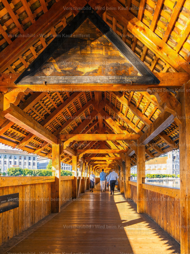 Kapellbrücke Luzern im Sommerlicht | Sommerliche Ansicht der Kapellbrücke in Luzern mit blühenden Blumen - Realisiert mit Pictrs.com