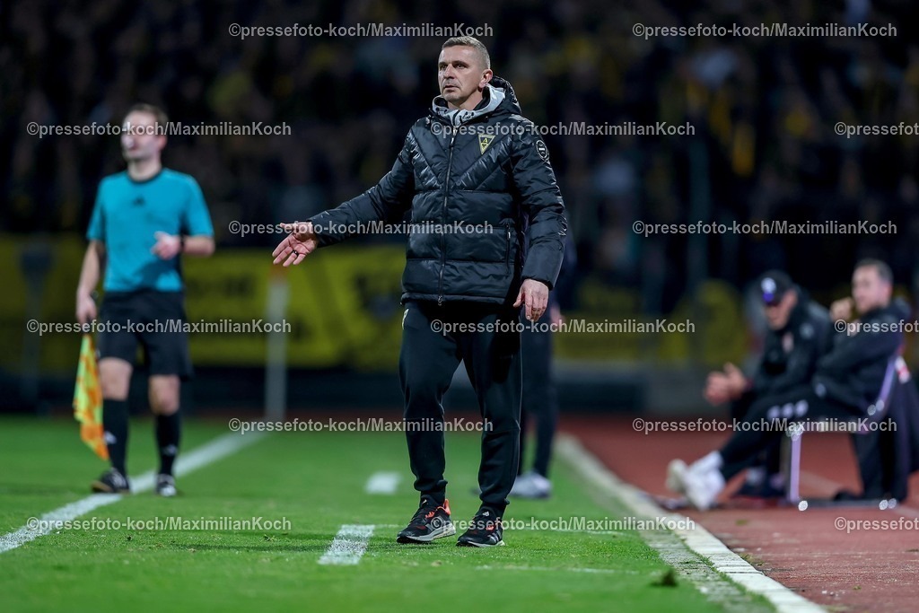 FKo26022601037 | 26.02.2026, Fußball, Landespokal Mittelrhein, SC Fortuna Köln - TSV Alemannia Aachen, Südstadion, Viertelfinale Bitburger-Pokal, Saison 2025 2026: Cheftrainer Mersad Selimbegovic  (Alemannia Aachen #hc) gestikulierend am Spielfeldrand   DFB regulations prohibit any use of photographs as image sequences and or quasi-video.
