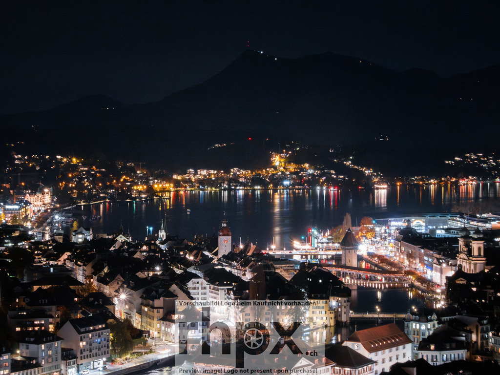 Blick über Luzern bei Nacht | Licht. Berge. Urbanität.Ein atemberaubender Blick auf die erleuchtete Stadt Luzern bei Nacht. Die Lichter der historischen Altstadt und entlang des Sees zeichnen ein faszinierendes Panorama vor der Kulisse der dunklen Berge.Wähle unter "Produktauswahl" dein Wunschformat: Vom klassischen Wandbild über Puzzle &amp; Tassen bis zum digitalen Download (z.B. als Handy-Hintergrund). - Realisiert mit Pictrs.com