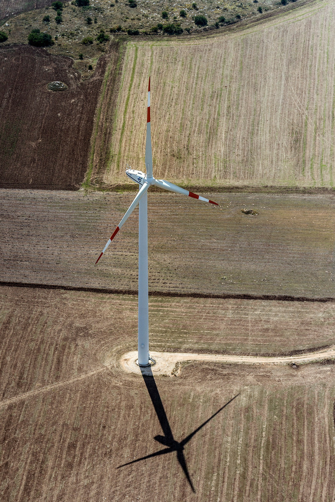 dr_0030496.jpg | FOGGIA 09.09.2014 Windrad am Stadtrand von Foggia in Apulien in Italien. // Wind turbine in Foggia destrict Apulia in Italy. Foto: Daniel Reiter