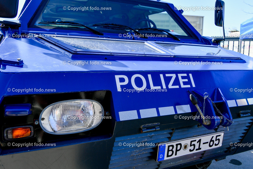 Deutschland_ Baden-Wuerttemberg_ Stuttgart_ 08.04.2025-20 | 08.04.2025, Deutschland, GER, Baden-Wuerttemberg, Stuttgart, im Bild Themenbild, Polizei, Schrift, Schriftzug, Bundespolizei, Einsatzkraefte, Einsatzfahrzeug, Spezialfahrzeug, Radpanzer, Beamte, Feature, Symbolbild