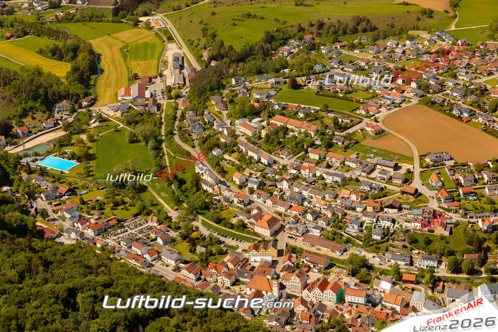 Das Luftbild zeigt :  Altmannstein - Die Luftaufnahme wurde 2024 vom UL-Flugzeug aus erstellt ( keine Drohne ) - Hochauflösende Luftaufnahme - Für grossformatige Ausdrucke geeignet. Die Geschenkidee !Mit Lizenz und Bildrechte bestellbar