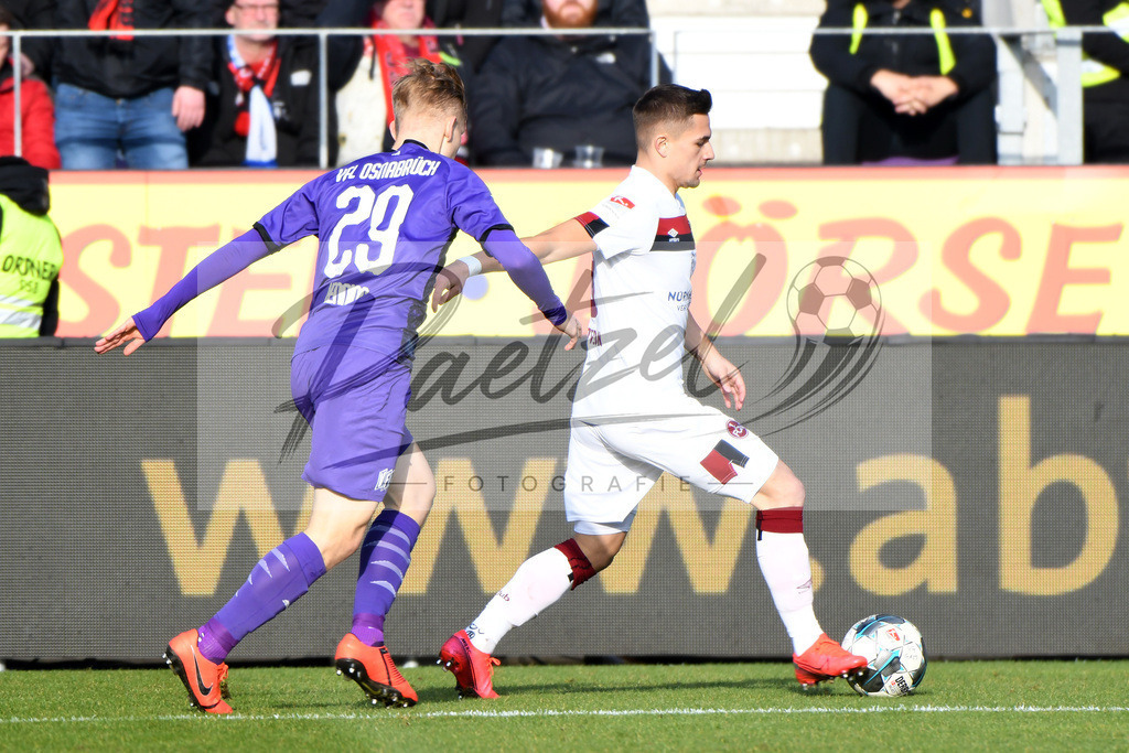20200208_OSNFCN_0109 | Fußball, Herren: Bryan Henning (VfL Osnabrueck) und Nikola Dovedan (1. FC Nuernberg) im Zweikampf waehrend des Spiels der 2. Bundesliga zwischen VfL Osnabrueck und 1. FC Nuernberg im Stadion an der Bremer Bruecke am 08.02.2020 in Osnabrueck, Deutschland.DFB / DFL REGULATIONS PROHIBIT ANY USE OF PHOTOGRAPHS AS IMAGE SEQUENCES AND/OR QUASI-VIDEO. - Realisiert mit Pictrs.com