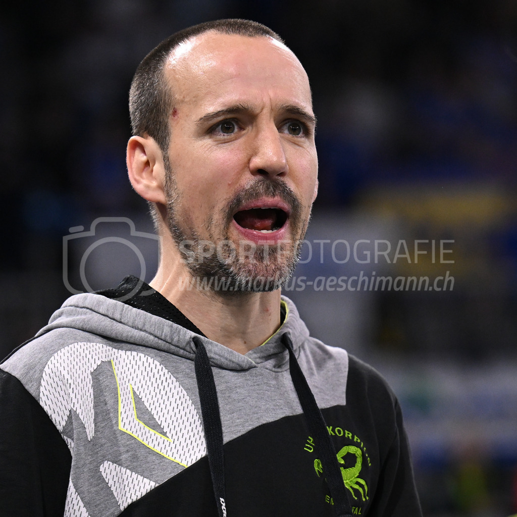 Kloten-Dietlikon Jets vs Skorpion Emmental Zollbrück - 15. April 2023 | 15.04.2023, Kloten, stimo arena, Swiss Unihockey Superfinal Frauen: Kloten-Dietlikon Jets - UHV Skorpion Emmental, Headcoach Lukas Schüepp (Skorpion Emmental Zollbrück). - Realisiert mit Pictrs.com