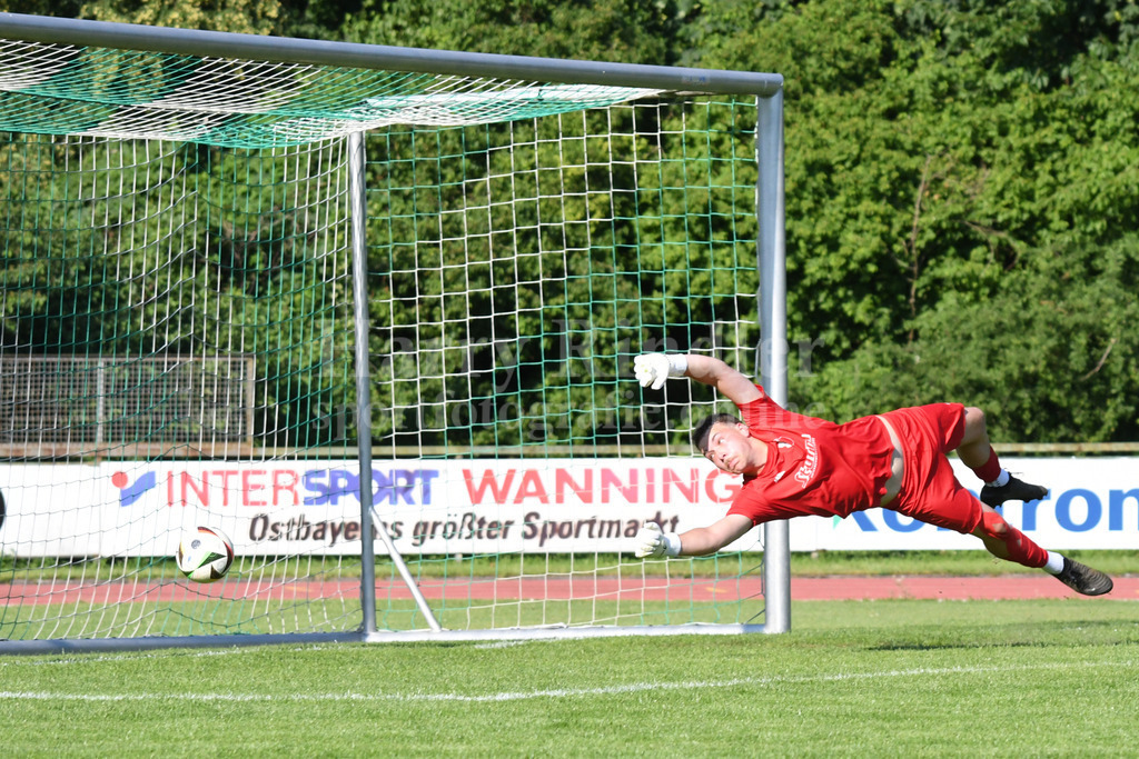 SpVgg GW Deggendorf : TSV Oberschneiding | Testspiel 20.06.2026Tor zum 1:0 für Deggendorf durch Laurin Hübscher (SpVgg GW Deggendorf #10) Oberschneidings Tormann Plank streckt sich vergeblich - Realisiert mit Pictrs.com