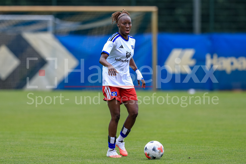 Fussball, Testspiel Frauen, Hamburger SV - Odense BK | Magou Doucoure (Hamburger SV, HSV, 2) am Ball, Freisteller, Einzelbild, Ganzkörper, Aktion, Action, Spielszene