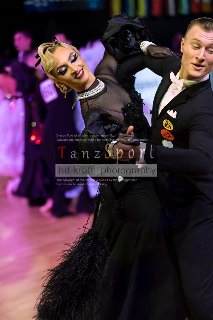 20241215_WDSF_Int_Open_Std-Riga-9332 | Tanzsportbilder, Standardtanz, Lateintanz, WDSF, DTV, LTVB, dancecomp, goc, hessen tanzt, blaues band der spree, walzer, tango, wiener walzer, slowfox, quickstepp, samba, rumba, cha-cha-cha, paso doble. jive, hd-kroft photography, turniertanzsport