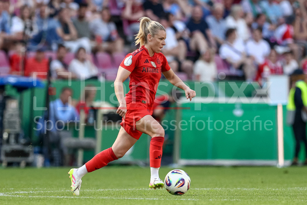 Fussball, DFB-Pokal Finale Frauen, FC Bayern München - SV Werder Bremen | Linda Dallmann (FC Bayern München, 10) am Ball, Freisteller, Einzelbild, Ganzkörper, Aktion, Action, Spielszene, DIE DFB-RICHTLINIEN UNTERSAGEN JEGLICHE NUTZUNG VON FOTOS ALS SEQUENZBILDER UND/ODER VIDEOÄHNLICHE FOTOSTRECKEN. DFB REGULATIONS PROHIBIT ANY USE OF PHOTOGRAPHS AS IMAGE SEQUENCES AND/OR QUASI-VIDEO.