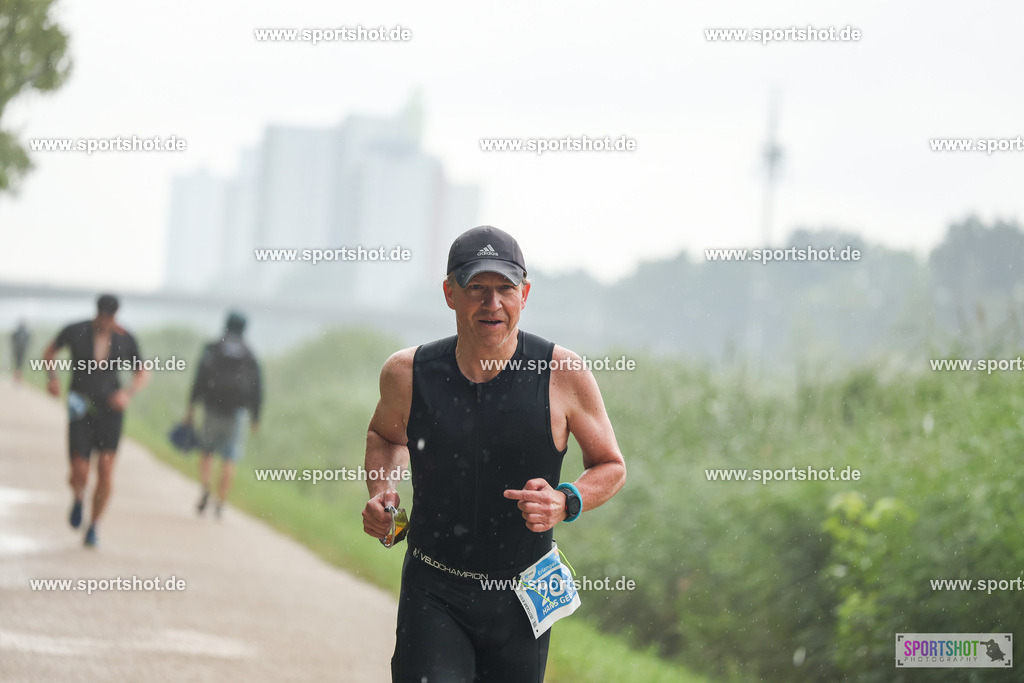 LUR_1034 | 34. M-net Erlanger Triathlon 2025 #erlangertriathlon  #mnettriathlon2025 #mnettriathlon #team #olympischedistanz #mitteldistanz #triathlon #maindonaukanal  #erlangertriathlon2025 #yourpictrs #tv1848 #tv1848erlangen  #triathlonbayern #sportinerlangen #demsportverbunden #sportshot_your_pictrs Copyright: www.sportshot.de