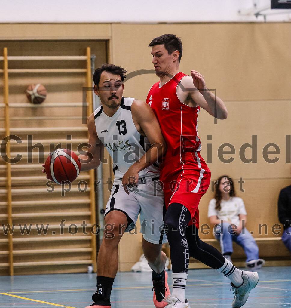 2025-12-06_056_TSV_Vaterstetten_gegen_MTV_1879_Muenchen | Vaterstetten, Deutschland, 06.12.2025:Basketball, 2. Regionalliga Süd 2025 / 2026, 9. Spieltag, TSV Vaterstetten gegen MTV 1879 München, Endergebnis: 58:83Linus Maisch (TSV Vaterstetten, #13), Julius Christoph Haag (MTV 1879 München, #3)Foto: Christian Riedel / fotografie-riedel.net