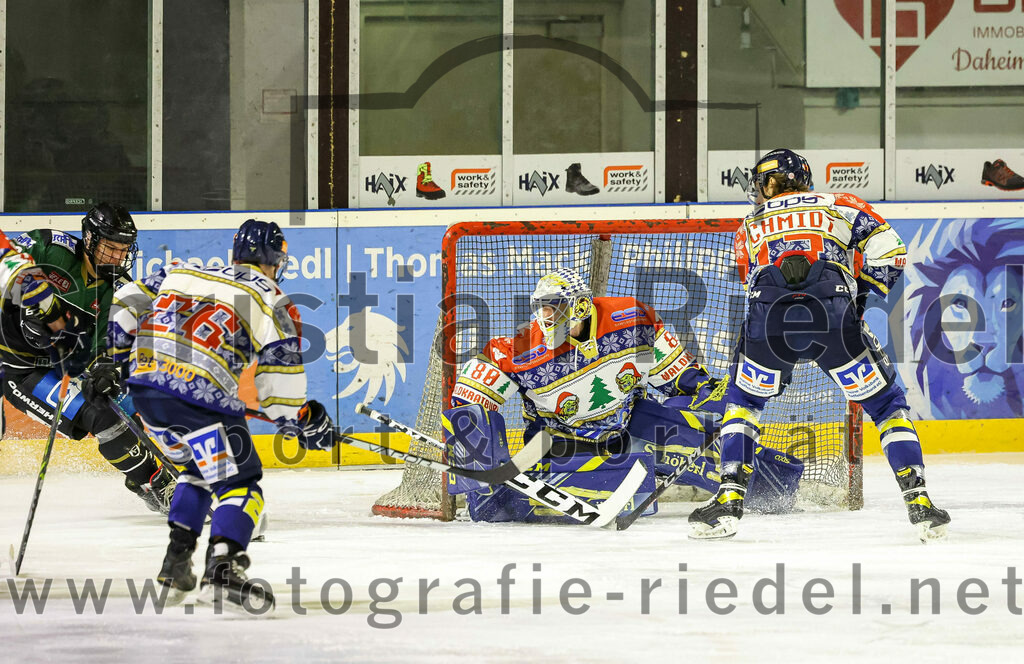 2022-12-09_030_TSV_Erding_gegen_EHC_Waldkraiburg | Erding, Deutschland, 09.12.2022:
Eishockey, Bayernliga 2022 / 2023, 19. Spieltag, TSV Erding gegen EHC Waldkraiburg, Endergebnis: 9:2

Anthony Dillmann (EHC Waldkraiburg, #26), Torwart Kevin Yeingst (EHC Waldkraiburg, #80), Daniel Schmidt (EHC Waldkraiburg, #17)

Foto: Christian Riedel / fotografie-riedel.net