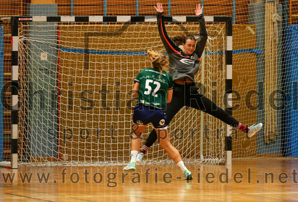 2023-09-16_055_TSV_Vaterstetten_gegen_SV_Muenchen_Laim | Baldham, Deutschland, 16.09.2023:
Handball, Bayernliga Frauen Staffel Süd 2023 / 2024, 1. Spieltag, TSV Vaterstetten gegen SV München Laim, Endergebnis: 23:34

Torfrau Theresa Schwarz (TSV Vaterstetten, #22), Julia Scharmann (SV München Laim, #52)

Foto: Christian Riedel / fotografie-riedel.net