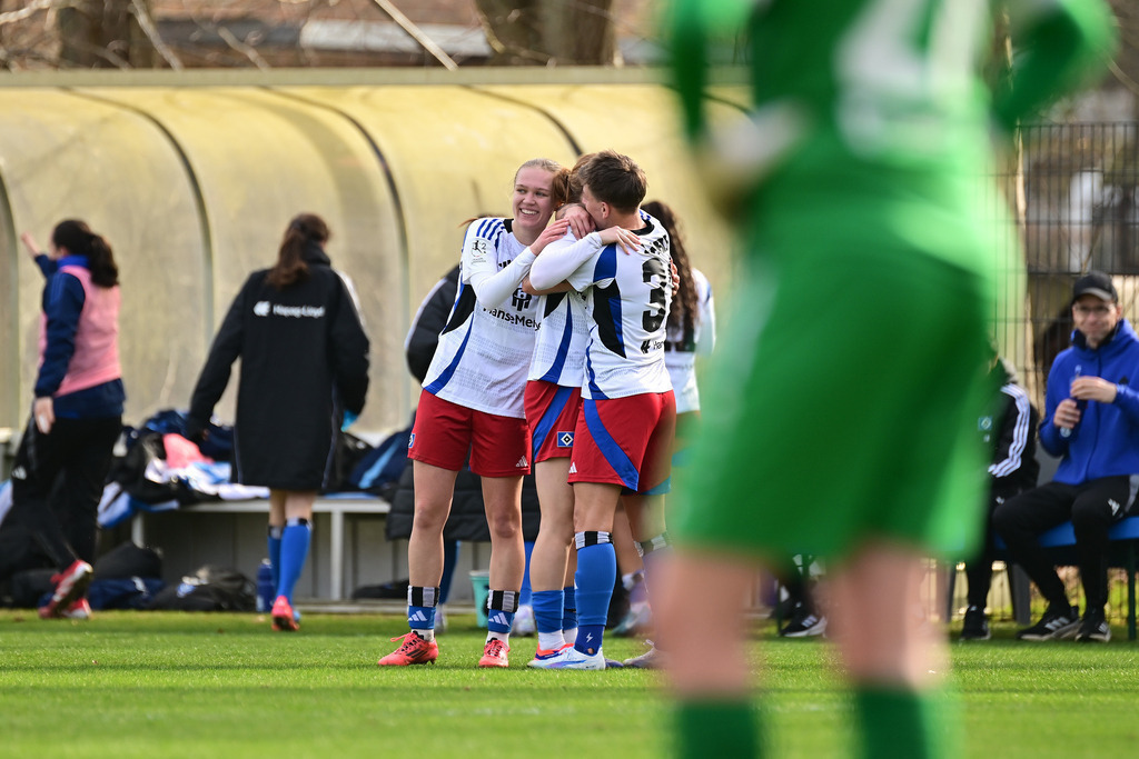 Fußball I Frauen I Saison 2024-2025 I 2. Bundesliga I 19. Spieltag I Hamburger SV - SV 67 Weinberg | Jubel, Begeisterung, Enthusiasmus, Euphorie, Freude, Glücksgefühl, Heiterkeit bei: Carla Morich (10, Hamburger SV) und ihrem Mitspielerinnen - Realisiert mit Pictrs.com