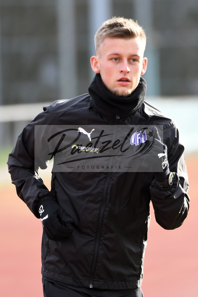 20200130_TRAOSN_0018 | Fußball, Herren: Sebastian Klaas (VfL Osnabrueck) schaut waehrend der Trainingseinheit des VfL Osnabrueck im Sportpark Illoshoehe am 30.01.2020 in Osnabrueck, Deutschland. - Realisiert mit Pictrs.com