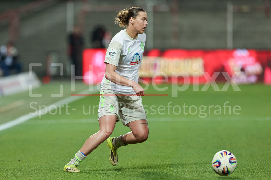 Fussball, Google Pixel Frauen-Bundesliga, 1. FC Union Berlin - SV Werder Bremen | Larissa Mühlhaus (SV Werder Bremen, 7) am Ball, Freisteller, Einzelbild, Ganzkörper, Aktion, Action, Spielszene, DIE DFB-RICHTLINIEN UNTERSAGEN JEGLICHE NUTZUNG VON FOTOS ALS SEQUENZBILDER UND/ODER VIDEOÄHNLICHE FOTOSTRECKEN. DFB REGULATIONS PROHIBIT ANY USE OF PHOTOGRAPHS AS IMAGE SEQUENCES AND/OR QUASI-VIDEO.