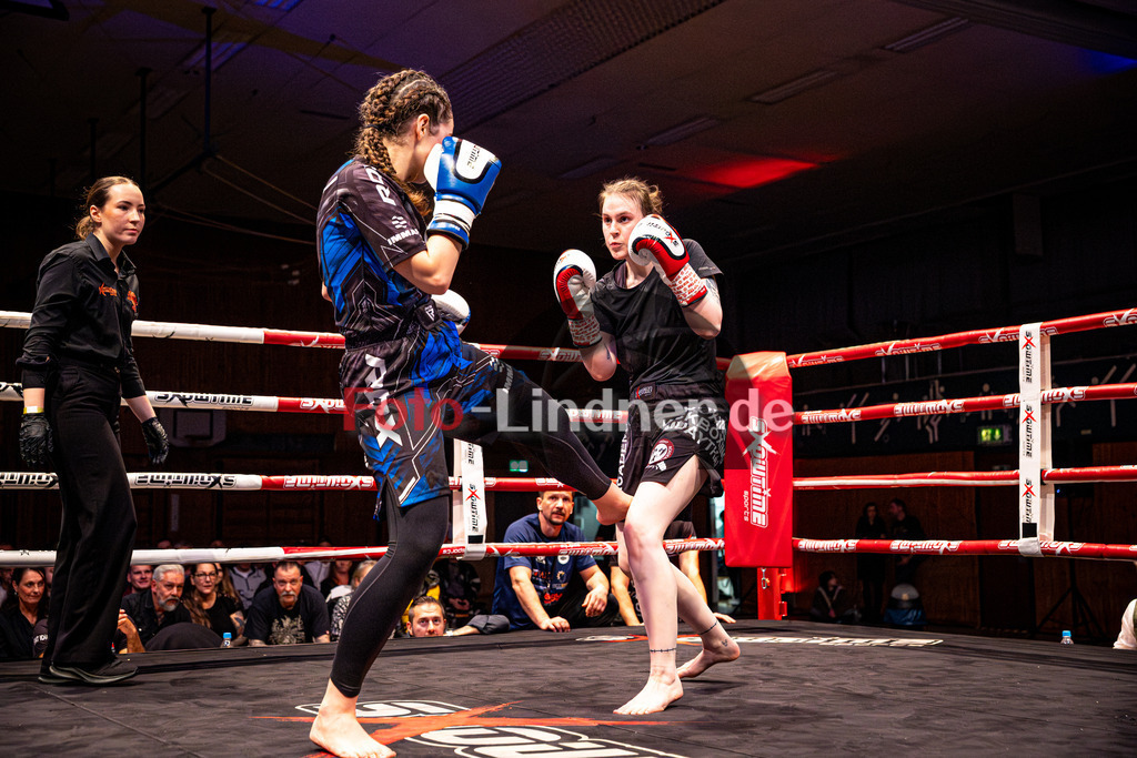 Sonja Özgisi (Sei Wasser Bad Tölz) blau gegen Franziska Waiser (MFA Penz) rot | MFA Fight Night Frauen K1 -67kg Kampf 7, Sonja Özgisi (Sei Wasser Bad Tölz) blau gegen Franziska Waiser (MFA Penz) rot, 20251108,,2025-11-08 in Penzberg (Wellenberghalle Penzberg), Copyright: WolfgangxLindner www.foto-lindner.de