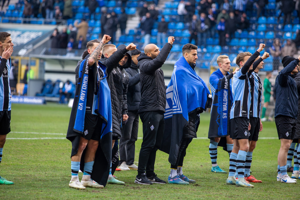 Fußball 3. Liga, Saison 2024/25, 24. Spieltag: Waldhof Mannheim gegen Hansa Rostock***Freude und Erleichterung bei den Spielern von Waldhof nach dem wichtigen Sieg gegen Rostock | Fußball 3. Liga, Saison 2024/25, 24. Spieltag: Waldhof Mannheim gegen Hansa Rostock***Freude und Erleichterung bei den Spielern von Waldhof nach dem wichtigen Sieg gegen Rostock - Realisiert mit Pictrs.com