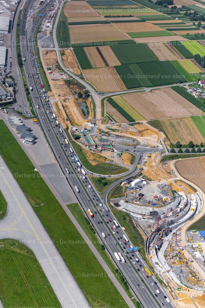 4047204 | STUTTGART 11.08.2021 Neubau- und Umbau- Baustelle der Streckenführung und Fahrspuren im Verlauf der Autobahn- Abfahrt und Zufahrt der BAB A8 in Zuge des Baus des Flughafentunnel im Ortsteil Plieningen in Stuttgart im Bundesland Baden-Württemberg, Deutschland. Im Rahmen des Umbaus der Anschlussstelle Plieningen werden neue Aus- und Einfahrrampen mit Unterfahrung der Neubaustrecke gebaut. Weiterführende Informationen bei: CDM Smith Consult GmbH,  Die Autobahn GmbH des Bundes,  Ed. Züblin AG,  STRABAG AG. // Construction site of routing and traffic lanes during the highway exit and access the motorway A 8 in the district Plieningen in Stuttgart in the state Baden-Wuerttemberg, Germany. Further information at: CDM Smith Consult GmbH,  Die Autobahn GmbH des Bundes,  Ed. Zueblin AG,  STRABAG AG. Foto: Gerhard Launer