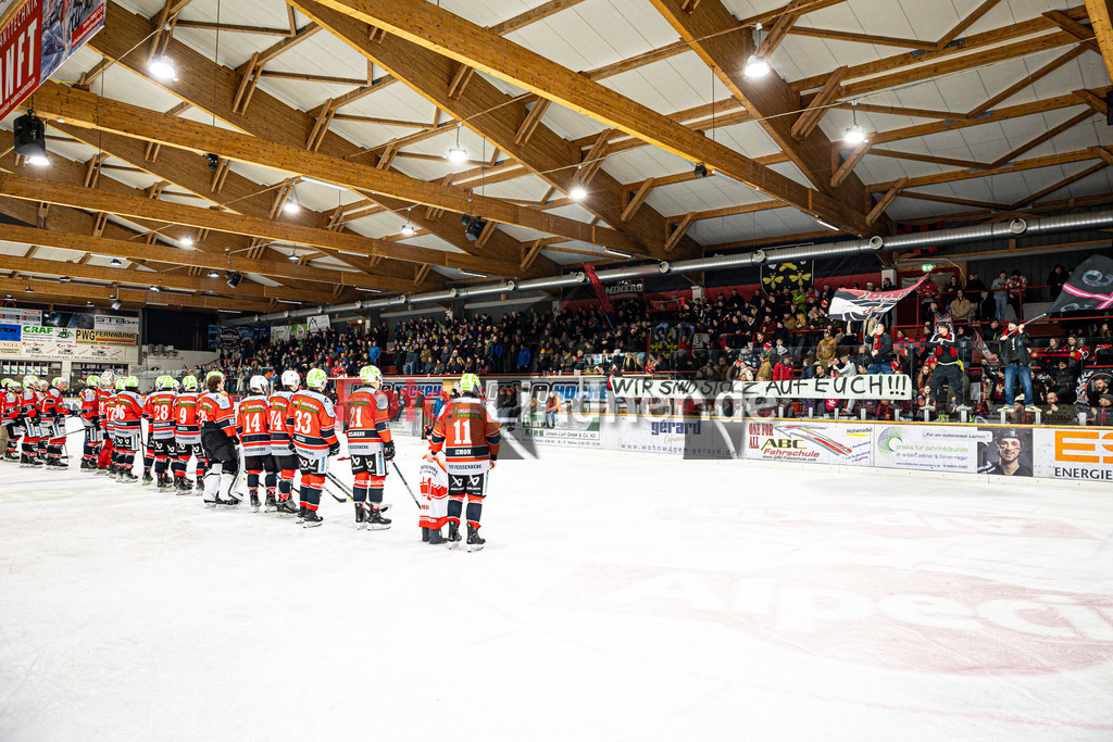 TSV Peißenberg MINERS gegen EHC Königsbrunn PINGUINE | Eishockey Bayernliga Herren Playoffs Viertelfinale 2024/25 - Spiel 6 von 7, TSV Peißenberg MINERS gegen EHC Königsbrunn PINGUINE, 20250221,Fans, Miners Spieler, Wir sind stolz auf euch,2025-02-21 in Peißenberg (Eisstadion Peißenberg)Copyright: WolfgangxLindner foto-lindner.de