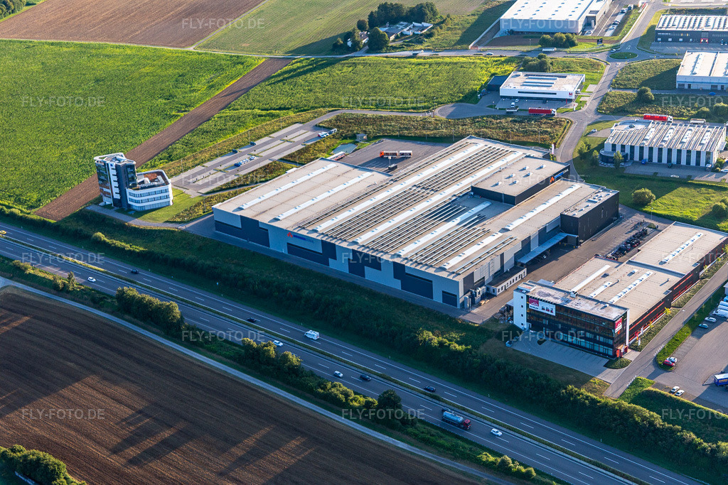 Luftbild: Firmengelände der Schöler Fördertechnik AG, Bucher Stahlhandel GmbH und B.A.H. Personaldienste GmbH mit Hallen, Firmengebäuden und Produktionsstätten in Zimmern ob Rottweil im Bundesland Baden-Württemberg in Deutschland. Foto: IMG_128706.jpg vom 27.08.2021 durch Werner Riehm/FLY-FOTO.de