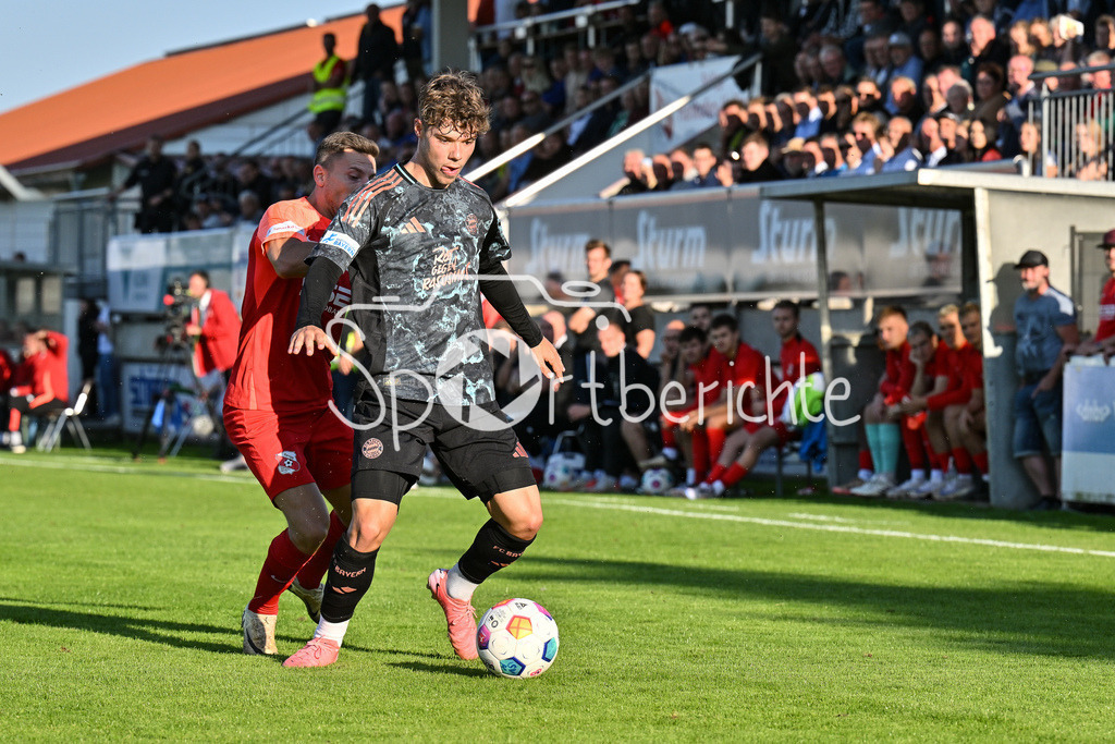 SpVgg Hankofen-Hailing - FC Bayern Amateure | im Duell Daniel RABANTER (Spvgg #11) und Maximilian WAGNER (FC Bayern München II #9) / Zweikampf