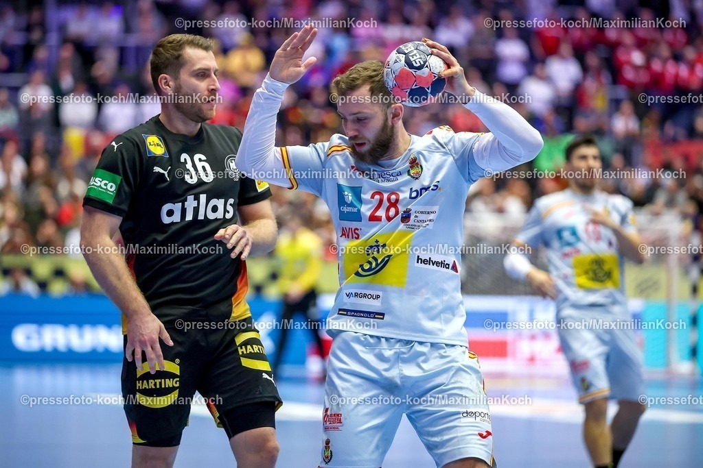 EHF19012602017 | 19.01.2026, Handball, Men's EHF EURO 2026, Deutschland - Spanien, Jyske Bank Boxen in Herning, Dänemark, Preliminary Round:  Lukas Mertens (Germany #36) im Zweikampf gegen   Aleix Gomez Abello (Espania #28) 