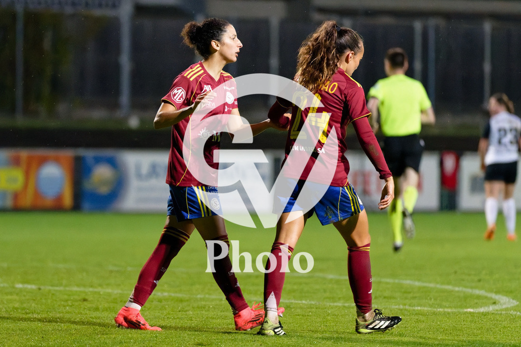 DZ8_7220_c | Switzerland: AXA Womens Super League 2025/26, Servette FC Chenois Feminin vs FC Aarau Frauen - Stade des Trois-Chene, Chene-Bourge: Ghoutia Habiba Karchouni (10 Servette FC Chenois Feminin) gives five to Joana Marchao (24 Servette FC Chenois Feminin) 