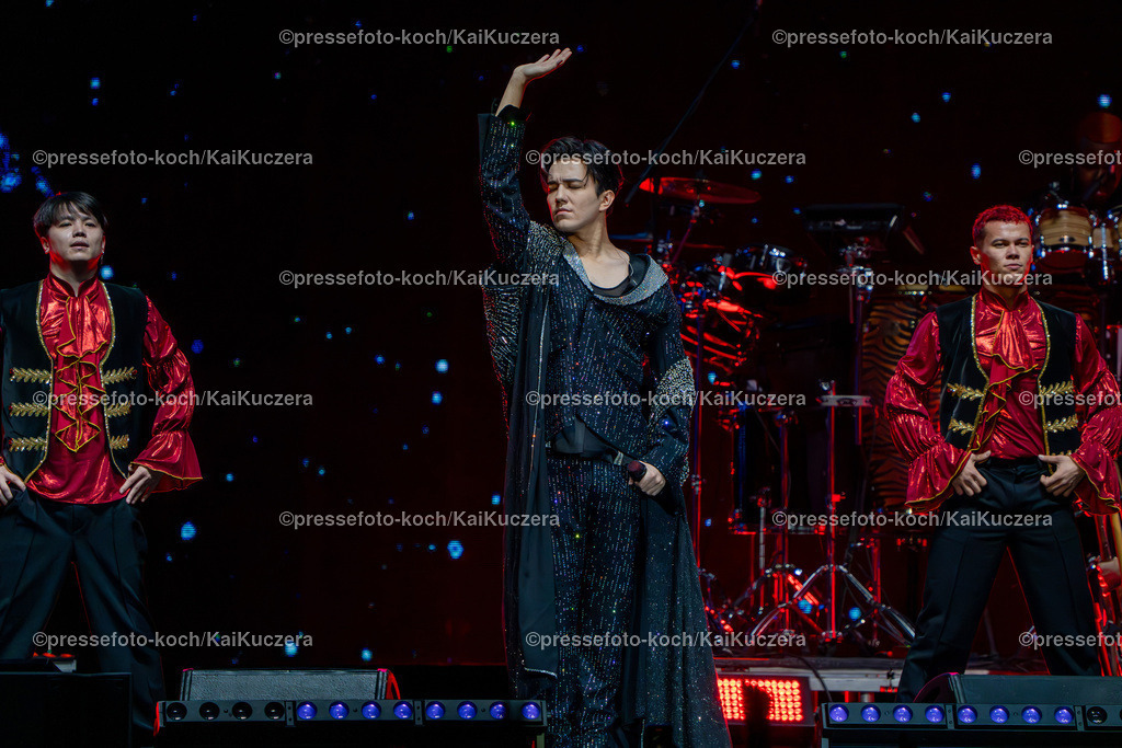 KKU24112401024 | 24.11.2024, xkkux, Düsseldorf, PSD-Bank Dome, Der kasachische Sänger Dimash Qudaibergen (Dinmukhammed Qanatuly Qudaibergen) performt zusammen mit seinen Tänzern bei seiner Live Show STRANGER